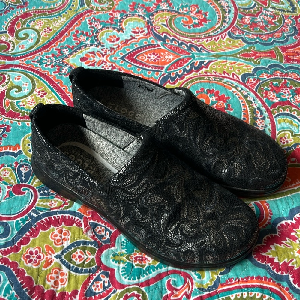 Size 7.5 Klogs Leena Silver Paisley Leather Non-Slip/Marking NWOT Discontinued